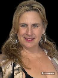 Melanie Warner's Instagram, Twitter & Facebook