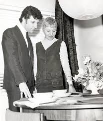 Speaking in 2015, jones said his wife had beat me up after learning of his numerous affairs. A Rare And Poignant Insight Into Tom Jones And Linda S Marriage Daily Mail Online