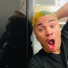 What is the recommended attire for a US citizenship interview?