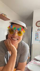 Un piatto in testa, un occhiale colorato, residuato di un vecchio  compleanno ed eccomi trasformata in nonna che vuole risultare simpatica  alla sua nipotina. (Foto scattata dalla mia Bianca)