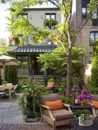 Walls Surround This Chicago Garden To Create A Sense Of Privacy And Enclosure Hoerr Schaudt Photo Doug Sno Small Backyard Landscaping Small Backyard Patio