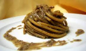 Il caratteristico nome si riferisce alla forma della pasta che sembra un lungo bruco, bigat in dialetto veneto. Bigoi In Salsa Una Ricetta Per Un Capodanno Magro Itvenezia