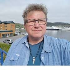 Zeigt her Eure Mazdas! *** Lina und ihr Mazda 323 C BG, Baujahr 1996,  "totaler Klassiker in Sonderlackierung und mit Holzlenkrad". 🩷  https://mazda-classic-frey.de/kontakt/fotoaktion/