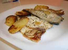 Una mejor opción es dorar rápidamente al pollo, usando un mínimo de grasa, y después terminar de cocinarlo en el horno. Dorada Al Horno Con Patatas Panaderas