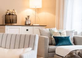 Braunes sofa dekorieren billig braunes sofa mit kissen dekorieren schlafsofa, ein braunes ledersofa sieht erfrischt und mehr blickfang, wohnen mit farben einrichten in braun und rosa, die 10 besten bilder von petrol farbkonzept farbkonzept, 30 smart concept wohnzimmer dekor braun couch. Tutorial Kissendeko Perfekt Inszeniert Mit Kissen Dekorieren Hoate