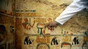 تعرف على طبقات التربة الطينية قبل المقبرة الفرعونية in 2021 vintage world maps luxor archaeology