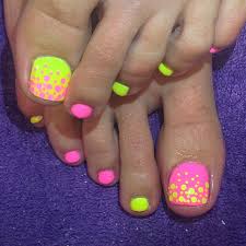A pedicure traditionally means the same color (or nail polish) on each toenail, but that trend slowly becomes boring. 44 Easy And Cute Toenail Designs For Summer Cute Diy Projects