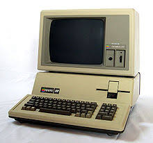 dalam sejarah komputer, di awal kehadirannya banyak sekali produsen komputer seperti ibm, apple, atari dan commodore semuanya menawarkan platform yang berbeda baik dari desain model, ukuran, software dan hardware.