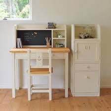 新しいタイプの学習机作りました デスク上の棚がマグネット黒板になっているタイプです チョークでメモ書きもできますしマグネットになっておりますのでメモなどをちょこっと貼っておけます すごく便利です 黒板っていうだけでなんだかワクワクしますね 学校