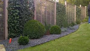 Moderne garten ideen sichtschutz schwarzes holz gra 1 4 n. Pin On Front Garden