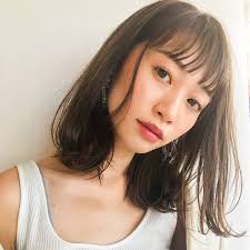 レイヤー クセ毛風カールでミディアムを軽やかにアップデート マキアオンライン maquia online オン眉 ボブ ミディアム 前髪あり ミディアムボブのヘアスタイル