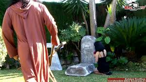 Sepulturero se folla a la afligida viuda - Español