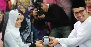 Bekas isteri ally iskandar, farah lee kembali ke malaysia setelah 9 bulan berada di united kingdom kerana menyambung pengajian di sana. Tahniah Ally Iskandar Tamatkan Zaman Duda