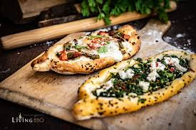 Pide Selber Machen Turkische Pide Vom Pizzastein Im Grill Livingbbq De Rezept Turkisches Essen Rezepte Turkische Pide Pizzastein