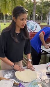 Isteri tunku mahkota johor(tmj), tunku ismail sultan ibrahim, iaitu che puan khaleeda bustamam, selamat melahirkan cahaya mata ketiga malam tadi. Peeewiittt Masak Pun Cantik La So Sweet Yam Che Puan Khaleeda Netizen Berita Kopak Cc