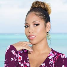 Thea Lowe's Instagram, Twitter & Facebook