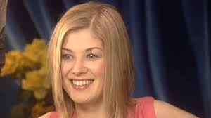 Rosamund pike online ретвитнул(а) rosamund pike online. Flashback Rosamund Pike From Bond Girl To Gone Girl Entertainment Tonight