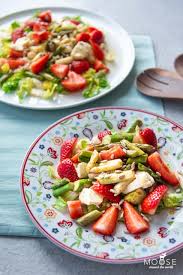 Schwedischer Spargelsalat Mit Erdbeeren Leichte Fruhlingskuche Spargelsalat Mit Erdbeeren Spargelsalat Spargelsalat Rezept