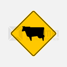 Rótulo de peligro vial de 'Animales Sueltos' en una carretera rural de Arequipa.