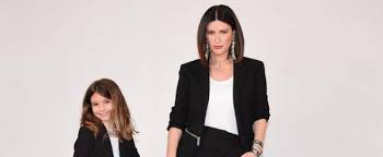Laura pausini ha una figlia, paola, avuta dal compagno, il musicista paolo carta. Laura Pausini Agli Oscar Senza La Figlia Che Dice Perderei Troppa Scuola