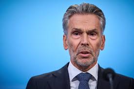 Of we het nou willen of niet: de wallen van Dick Schoof trekken onze  aandacht. Waarom is dat zo? | Binnenland | AD.nl