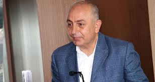 Ya süleyman hurma'ya sahaya girdiği için 255 gün ceza verilmesi fazla, ya. Efsane Menajer Suleyman Hurma Kayseri Den Ayrildi