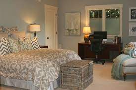 A guest bedroom with a home office space with bookcases and a wooden desj by the window for comfortable working. Pin By Nancy Miller On Margie S Makeovers Guest Bedroom Office Bedroom Office Combo Small Guest Bedroom
