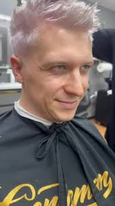 Transformación total en un solo lugar! 🌟 Con nuestro alizado de cabello,  llevamos a los caballeros de ondulado a liso y sedoso en un abrir y cerrar  de ojos. 💇‍♂️✨ Pero no