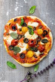 Pizza Mit Oliven Kapern Buffelmozzarella Rezept Pizza Teig Bester Pizzateig Pizza