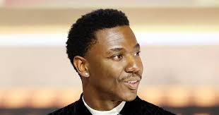 US comic kicks off 2023 Golden Globes and addresses past controversy