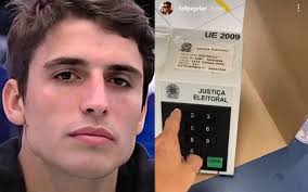 Vídeo: Ex-BBB Felipe Prior filma votação em cabine e comete crime eleitoral 