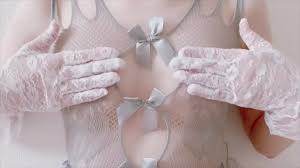 透けランジェリーの美乳モデルが乳首オナニーで乳首イキ 乳首を隠してるつもりがチラチラしてからポロリ - Pornhub.com