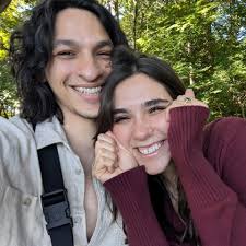 Who provides dog sitting services in Magic Valley?