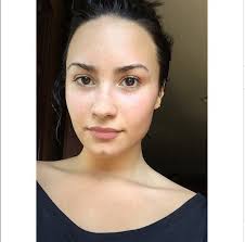 Happy #NMM everybody!! Send me your beautiful bare faces and if you have  Devonne by Demi take a picture with your favorite product 😊💜  www.devonnebydemi.com #nomakeupmonday #freckles 😝