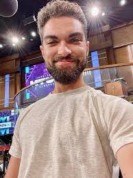 Linda Keech's Instagram, Twitter & Facebook