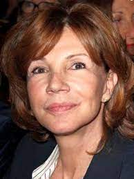 Sa famille, d'origine hongroise, est apparentée au compositeur arnold schönberg. Beatrice Schonberg A 68 Ans Anniversaire Le 09 Mai