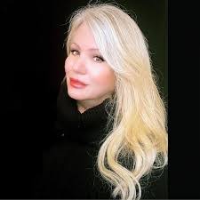 Lori Abraham's Instagram, Twitter & Facebook