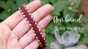 Das besondere bei diesem armband ist, dass sich die türkisen fäden nur vereinzelt im oberen teil zeigen, dann aber im abschluss komplett zur geltung kommen. Makramee Armband Knoten Mit Perlen Youtube