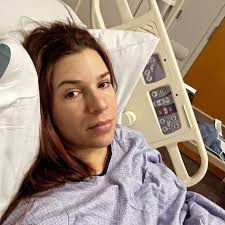 Así luce un postparto normal: agotador, feo, drenante, sin maquillaje, con  mucha inflamación y sin filtros. Instagram muestra influencers hermosas,  como de revista! a pocas horas de haber dado a luz, ...