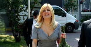 Elena udrea, prin echipa sa de comunicare, a transmis un nou mesaj pe facebook. Elena Udrea IntrebatÄƒ De Denise Rifai DacÄƒ A Fost Iubita Lui Traian BÄƒsescu Sunt FericitÄƒ CÄƒ Am Putut SÄƒ Fiu Discipolul Lui InsÄƒ Asta A Fost Tot Libertatea