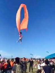 Pada masa kemarau, mengisi waktu senggang dengan bermain layangan sangatlah menyenangkan. Potret Bocah Di Taiwan Terbawa Angin Saat Festival Layang Layang