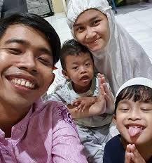Bagi para pecinta film kolosal misteri gunung merapi pasti sangat mengenal peran mak lampir yang diperankan oleh aktris berpengalaman farida pasha. Idap Penyakit Langka Williams Syndrome Begini Kondisi Terkini Anak Dede Sunandar Okezone Celebrity