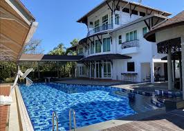 Located in mumbai, the 27 storey, 173 meters high and 37,000 sqm floor space contains a health club with a gym and dance studio, at least one swimming pool, a ballroom cite: Property For Sale In Malaysia Knight Frank