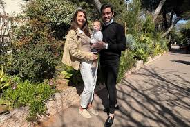 « Quand le Pape l’a touché, il s’est tout de suite calmé » : à Monaco, ces parents reviennent sur « l’incroyable » bénédiction de leur bébé par Léon XIV