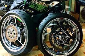 Anda sebenarnya juga bisa melakukannya sendiri di rumah alhasil anda perlu usaha ekstra keras untuk menyemprot bagian sulit pada bodi motor kesayangan. Begini Detail Dan Proses Repaint Pelek Dengan Metode Krom Semprot Gridoto Com