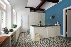 Besonders in warmen, sandfarbenen tönen harmonieren sie perfekt mit holz, korbmöbeln und farbigen accessoires, wobei ihre leicht wolkige struktur dem gemütlichen ambiente einen modernen twist verleiht. Grune Fliesen Mit Muster Fliesen Landhausstil Fli