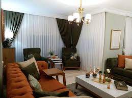 Mobilyaların perdelerle uyumu çok önemlidir, dingin bir mekan için mobilya ve perdeler tamamlayıcı renklerde seçilmelidir. Yesil Koltuk Takimina Ne Renk Perde Secilmeli Dekordiyon Oturma Odasi Takimlari Ev Duzenleme Ipuclari Ev Icin