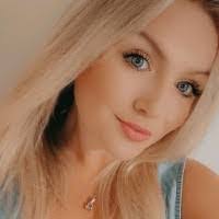 Samantha Bratton's Instagram, Twitter & Facebook