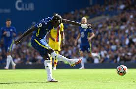Trevoh chalobah met son pied en opposition sur corner et envoie le ballon dans le petit filet. Dykm4kqk5pqvm