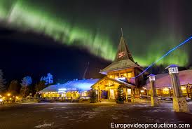 Située au nord de la scandinavie dans la région. Village Du Pere Noel A Rovaniemi Laponie Et Aurores Boreales En Octobre